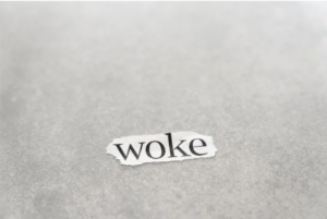 Fond gris avec papier déchiré et mot woke écrit dessus